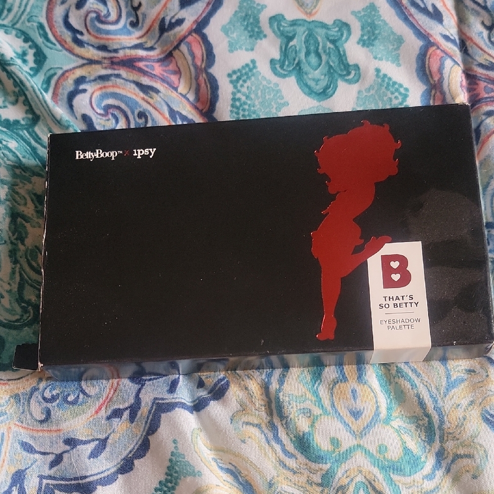 ipsy Betty Boop Eyeshadow Palette - Black and Red